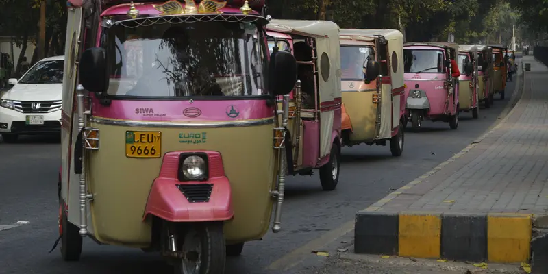 PHOTO: Tuntut Kesetaraan Wanita Pakistan Gelar Aksi dengan Kemudikan Becak