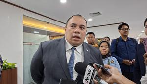 Chief Investment Officer (CIO) Danantara, Pandu Sjahrir di Kantor Kemenko Bidang Pangan, Jakarta, Rabu (17/12/2025). Pandu menghadiri rapat koordinasi yang membahas proyek pengolahan sampah jadi energi listrik atau waste to energy (WTE). (Liputan6.com/Arief)