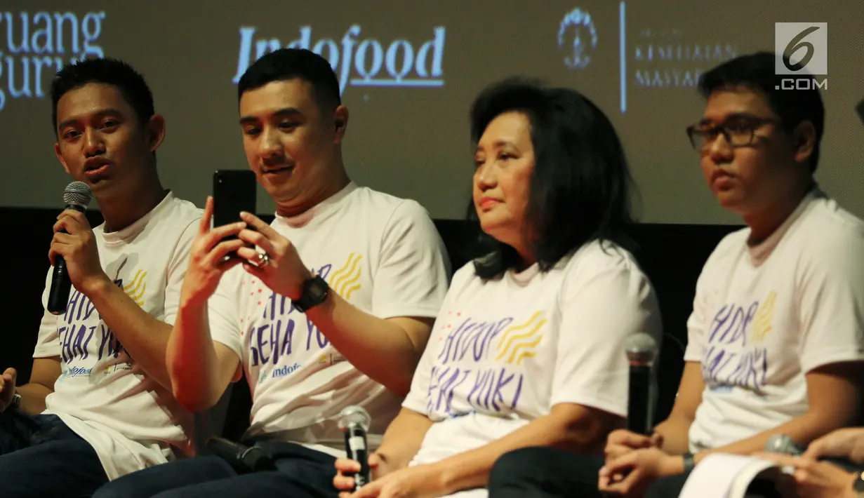Direktur Indofood Axton Salim (dua kiri) bersama PDRC FKM UI Endang L. Achadi (dua kanan), CEO Ruangguru Belva Devara (kiri), dan CPO Ruangguru Iman Usman (kanan) saat peluncuran program Hidup Sehat Yuk, Jakarta, Minggu (22/7). (Liputan6.com/JohanTallo)