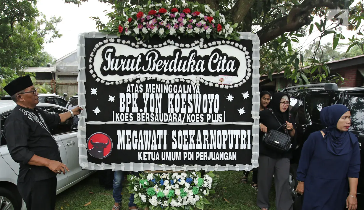 Karangan bunga dari Ketua Umum PDI Perjuangan, Megawati Soekarnoputri untuk musisi Yon Koeswoyo yang berada di rumah duka di Pamulang, Tanggerang Selatan, Jumat (5/1). (Liputan6.com/Herman Zakharia)