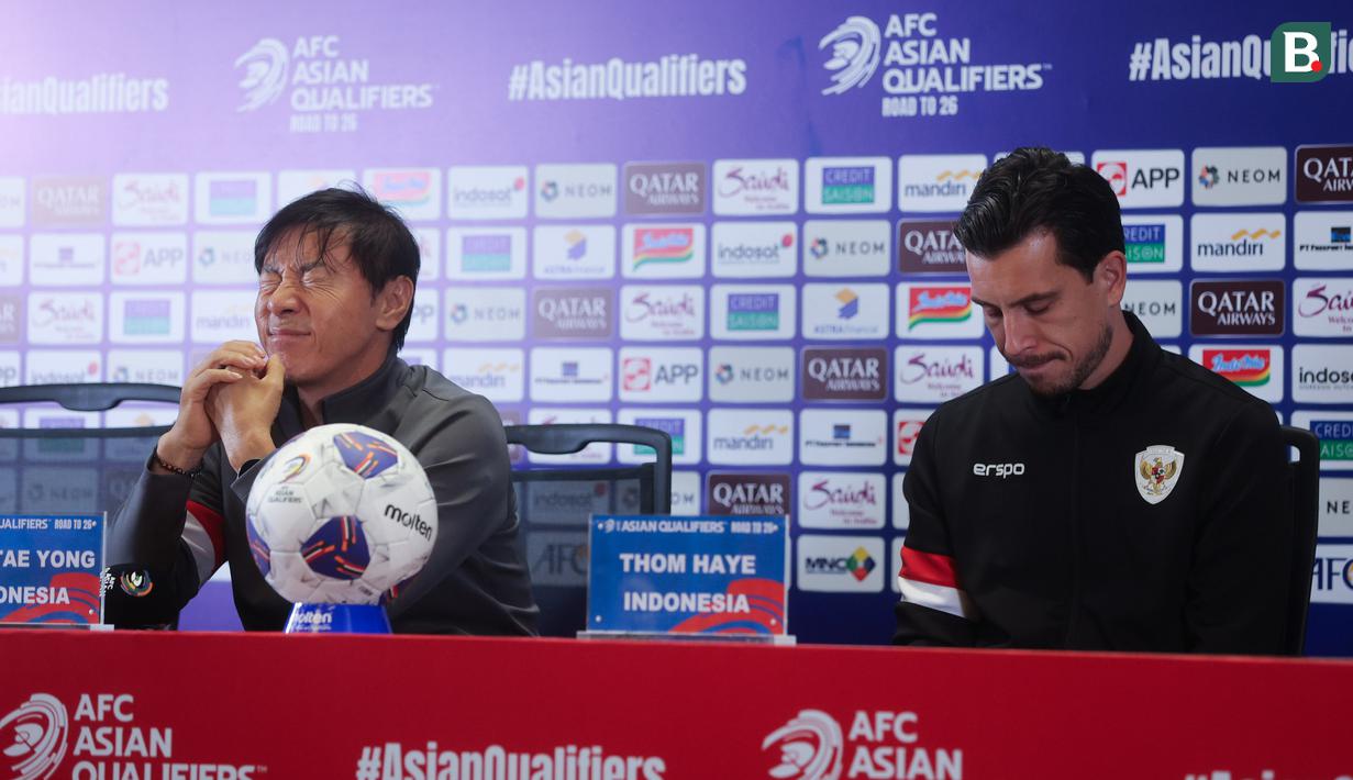 Sementara, ekspresi berbeda nampak dari gelandang Timnas Indonesia, Thom Haye, yang menunjukkan ekspresi datar dan sering menunduk hampir sepanjang sesi tanya jawab dengan wartawan itu. (Bola.com/M Iqbal Ichsan)