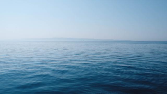 arti mimpi berenang di laut biru
