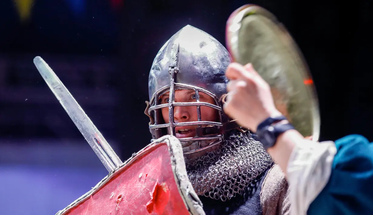 Seorang kontestan beristirahat selama jeda antara babak dalam ajang Warrior 2020 di Moskow, Rusia, pada 23 Februari 2020. Warrior 2020, sebuah turnamen kesatria internasional dan pertunjukan abad pertengahan yang unik, digelar di Moskow pada Minggu (23/2). (Xinhua/Maxim Chernavsky)