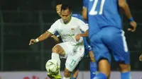 Pemain Kalteng Putra, Antoni Putro Nugroho, saat berhadapan dengan klub yang pernah dibelanya, Arema FC, dalam leg pertama semifinal Piala Presiden 2019