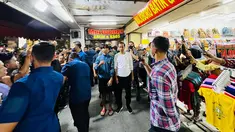 Presiden Joko Widodo berfoto dengan warga di kawasan Malioboro, Daerah Istimewa Yogyakarta pada Sabtu malam, 15 Oktober 2022. Presiden Joko Widodo dengan pengawalan minimal dari Paspampres menyapa wisatawan dan masyarakat Yogyakarta di kawasan Malioboro. (Foto: Laily Rachev - Biro Pers Sekretariat Presiden)
