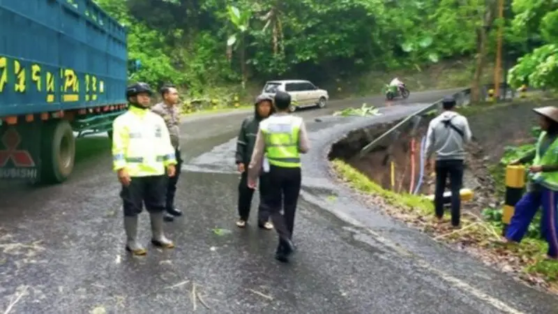 Longsor terjadi di jalur Gumitir perbatasan Banyuwangi - Jember. (Istimewa)