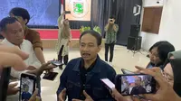 Ketua Mahkamah Konstitusi Suhartoyo saat ditanya wartawan di Pusdiklat MK, Cisarua, Bogor, Jawa Barat, Rabu (6/3/2024) malam. (Liputan6.com/Muhammad Radityo Priyasmoro)