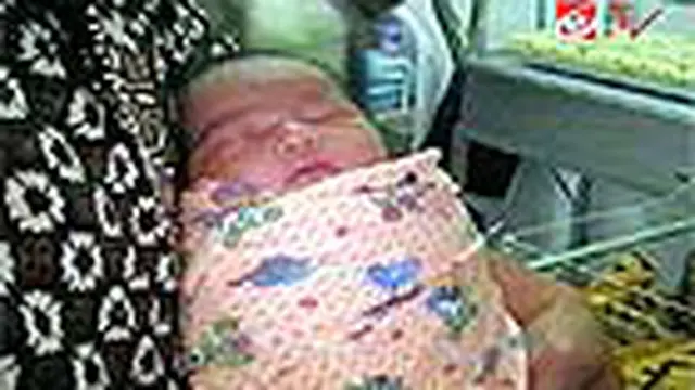 Saat ditemukan bayi tersebut ada di dalam kardus dan diselimuti kain merah. Melihat bayi masih hidup, warga langsung membawanya ke Klinik Sespim Polri Lembang, Jabar. 