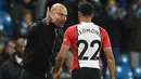 Pelatih Manchester City, Pep Guardiola saat memarahi gelandang Southampton Nathan Redmond usai pertandingan di Stadion Etihad di Inggris (29/11). Guardiola mengatakan kepada Nathan betapa bagusnya permainan dia. (AFP Photo/Oli Scarff)