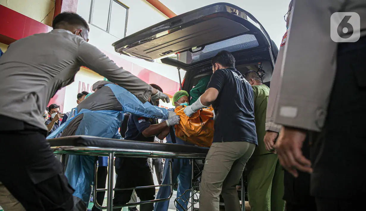 Petugas menurunkan kantong jenazah korban kebakaran Lapas Kelas I Tangerang dari ambulans di RS Polri Kramat Jati, Jakarta, Rabu (8/9/2021). Sebanyak 41 warga binaan tewas akibat kebakaran yang terjadi di Blok C 2 Lapas Kelas I Tangerang. (Liputan6.com/Faizal Fanani)
