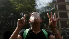 Seorang pria melakukan gerakan untuk mendukung legalisasi ganja di luar gedung Mahkamah Agung, Meksiko, Rabu (4/11/2015). Belum lama Pengadilan Meksiko memberikan izin untuk menanam dan merokok ganja untuk konsumsi pribadi. (REUTERS/Edgard Garrido)