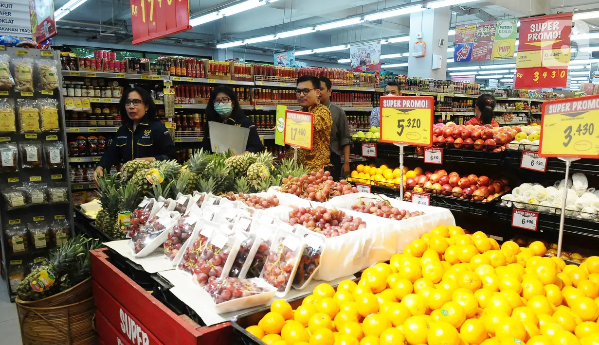 <p>Petugas Badan Perlindungan Konsumen Nasional (BPKN) melakukan pengecekan kadaluarsa barang dan Standar Nasional Indonesia (SNI) di Pusat perbelanjaan ritel, Jakarta, Jumat (7/7/2023). (merdeka.com/imam buhori)</p>