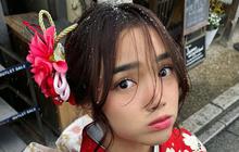 Pesona Fuji Kenakan Kimono Merah saat Liburan ke Jepang, Glowing Bertabur Butiran Salju