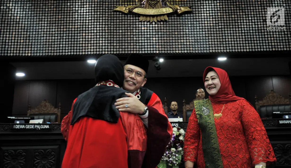 Hakim Konstitusi Aswanto beserta istri menerima ucapan selamat usai dilantik sebagai Wakil Ketua Mahkamah Konstitusi (MK) di Gedung Mahkamah Konstitusi, Jakarta, Selasa (26/3). Aswanto terpilih sebagai Wakil Ketua MK periode 2019-2021 lewat mekanisme pemungutan suara. (merdeka.com/ Iqbal S. Nugroho)