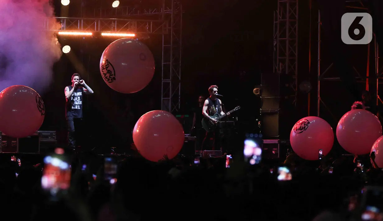 Penampilan band Simple Plan saat Everblast Festival 2023 di Gambir Expo, Kemayoran, Jakarta Pusat, Sabtu (4/3/2023). Everblast Festival 2023 menjadi tempat bagi para penggemar yang ingin bernostalgia dengan band asal Kanada ini. (Liputan6.com/Herman Zakharia)