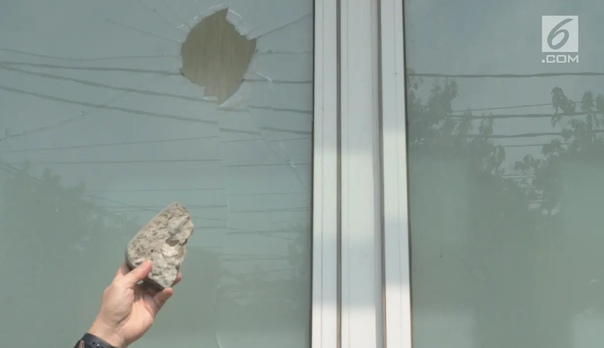 Kondisi kaca jendela kantor DPP PPP di Jalan Diponegoro, Jakarta Pusat yang pecah akibat aksi penyerangan, Minggu (16/7). Selain melempar kantor, para pelaku juga sempat adu mulut dengan orang yang berjaga di Kantor DPP PPP. (Liputan6.com/Herman Zakharia)