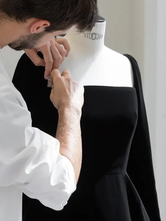 Gaun ini memerlukan pengerjaan hingga 550 jam. [Foto: Document/Dior]