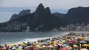 Pantai Ipanema dipadati wisatawan, meskipun ada pembatasan sosial ketat untuk menekan penyebaran Covid-19, di Rio de Janeiro, Brasil, Minggu (24/1/2021). Brasil telah mencatat lebih dari 200.000 kematian terkait Covid-19, angka tertinggi kedua di dunia setelah AS. (AP Photo/Bruna Prado)