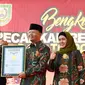 Pelaksana Tugas Gubernur Bengkulu Rohidin Mersyah menerima penghargaan dari Museum Rekor Indonesia untuk pemecahan rekor dunia musik Superlatif oleh 500 penabuh alat musik tradisional Dhol (Liputan6.com/Yuliardi Hardjo)