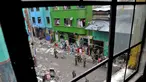 Sejumlah petugas saat menggerebek kampung narkoba dan prostitusi The Bronx di Bogota, Kolombia (1/6). Kepolisian dan kejaksaan Kolombia menggelar razia besar-besaran di wilayah The Bronx. (AFP PHOTO/Guillermo LEGARIA)