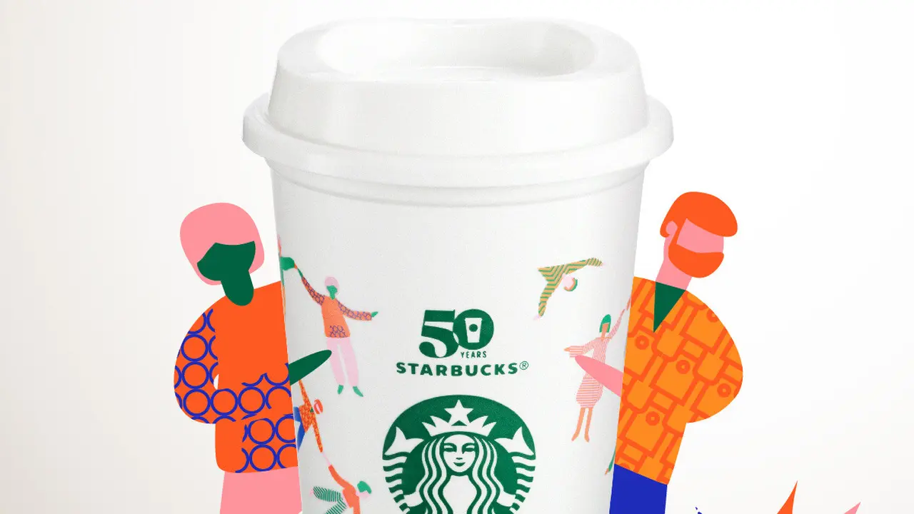 Hadiah untuk Memberi Kembali: Starbucks memberikan reusable cup gratis, mengajak pelanggan terlibat dalam perjalanan mencapai sumber daya yang positif.