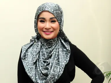 Soraya Larasati tampil cantik menggunakan hijab saat ditemui kawasan Gatot Subroto, Jakarta Selatan, (17/6/14) (Liputan6.com/Panji Diksana)