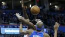 Pemain Houston Rockets, James Harden (kiri) berusaha melewati adangan pemain Oklahoma City Thunder, Corey Brewer pada laga NBA basketball game di Chesapeake Energy Arena, Oklahoma City, (6/3/2018). Rockets menang 122-112. (AP/Sue Ogrocki)