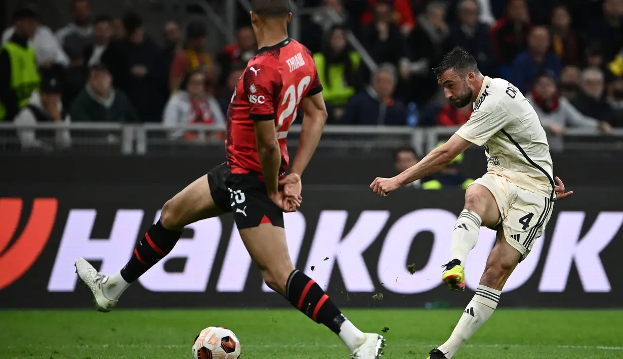 Di babak kedua, AC Milan mengubah pola permainan. AC Milan tampil menekan dan berusaha membongkar pertahanan AS Roma. (Isabella BONOTTO/AFP)