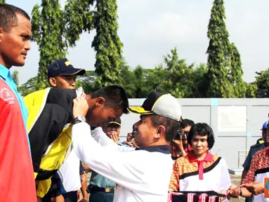 Citizen6, Cilangkap: Atlet renang Kolinlamil Letda Laut (E) Tri Aji bersama tim renang estafet gaya dada 4 x 100 M menerima pengalungan medali perak di Kolam Renang Jala Tirta Mabesal, Cilangkap Jakarta Timur. (Pengirim: Dispenkolinlamil)