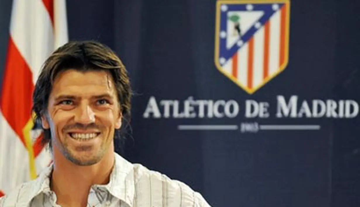 Atletico Madrid's new 35-year-old goalkeeper Gregory Coupet smiles during his official unveil on July 8, 2008 at Vicente Calderon stadium in Madrid. Atletico signed Coupet for the next two seasons. AFP PHOTO/ PIERRE-PHILIPPE MARCOU