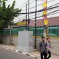 Sekolah Santa Maria Fatma yang ada di Jalan Jatinegara Barat pun terpaksa memulangkan sisanya lebih awal karena penggusuran yang berujung bentrok di Kampung Pulo, Kampung Melayu, Jatinegara, Jakarta Timur. (Liputan6.com/Nafiysul Qodar)