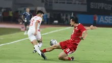 Pemain Timnas Indonesia dan Vietnam berebut bola pada laga Grup A Piala AFF 2026 di Stadion Pakansari, Bogor, Senin (3/8/2026). Timnas Indonesia kalah 0-3 dari Vietnam sehingga turun ke peringkat ketiga klasemen sementara Grup A, namun masih memiliki peluang lolos ke semifinal jika mampu mengalahkan Singapura pada laga terakhir. (KLY/ Budy Santoso)