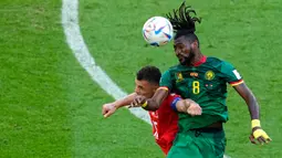 Pemain Swiss Granit Xhaka melompat untuk berebut bola udara dengan pemain Kamerun Andre-Frank Zambo Anguissa (kanan) pada pertandingan sepak bola Grup G Piala Dunia 2022 di Stadion Al Janoub, Al Wakrah, Qatar, Kamis (24/11/2022). Swiss mengalahkan Kamerun dengan skor 1-0. (AP Photo/Ebrahim Noroozi)