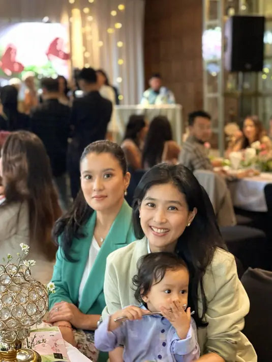 “Ketuban aku kering salah satu faktornya karena terlalu sering makan makanan pedas. Tapi memang ada juga beberapa faktor lain,” ujar  Olivia Zalianty. [Instagram/oliviazallianty]