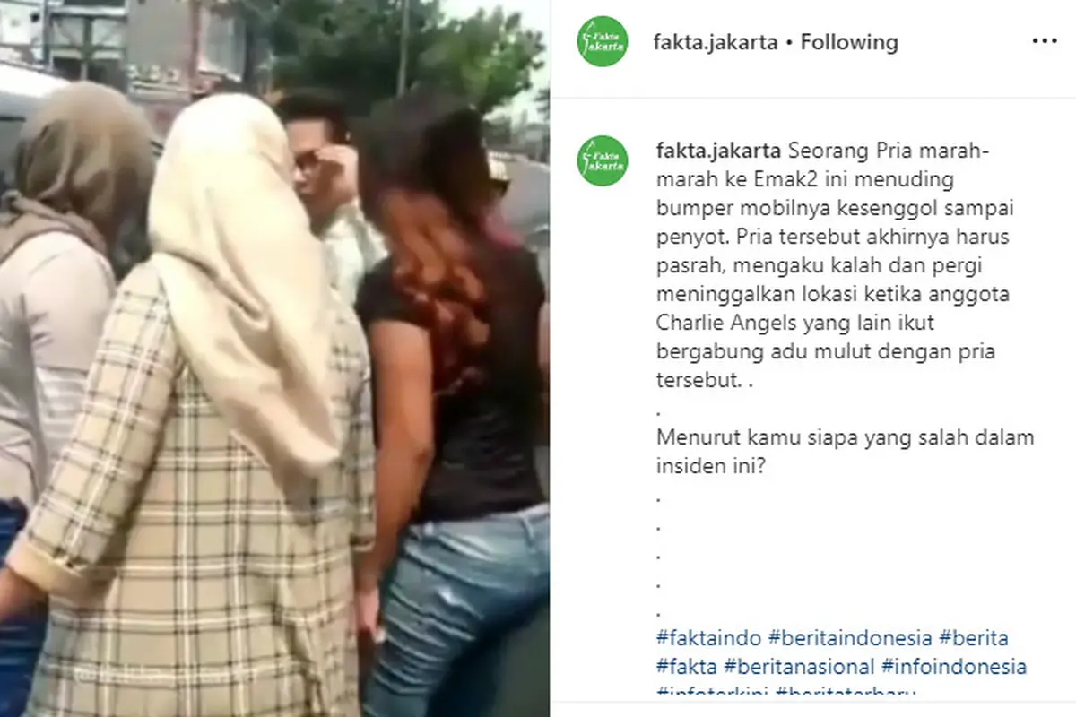 terlihat seorang pria marah karena merasa di senggol oleh emak-emak.