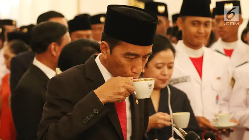 Jokowi dan Iriana Nyeruput Kopi