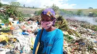 Foto : Wisrance (36), pemulung di Tempat Pembuangan Akhir (TPA) Wairii, Kecamatan Magepanda, Kabupaten Sikka, Nusa Tenggara Timur (Liputan6.com/Dion)