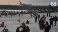 Mereka memilih mengisi liburan dengan berwisata ke obyek-obyek wisata termasuk pantai yang ada di Bali.(merdeka.com/Arie Basuki)