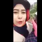 Narsis sembari bermain HP dua orang wanita mengalami kecelakaan saat berkendar sepeda motor.