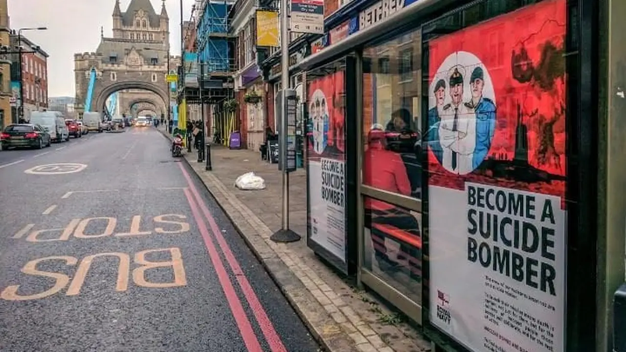 Poster Ajakan Jadi Bomber Bunuh Diri  Mejeng di Halte Bus London