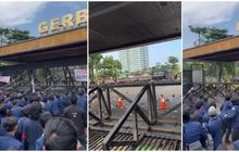 FOTO: Detik-Detik Mahasiswa Universitas Trisakti Jebol dan Robohkan Gerbang Belakang Gedung DPR