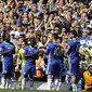 Kapten Chelsea, John Terry, berjalan keluar lapangan setelah diganti di menit 26 pada laga melawan Sunderland di Stamford Bridge, Minggu (21/5/2017). Terry resmi mengakhiri kiprahnya selama 22 tahun di Chelsea. (AP/Frank Augstein)