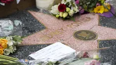 Sebuah catatan dan bunga terlihat pada bintang Sidney Poitier di Hollywood Walk of Fame di Hollywood, California, Jumat (7/1/2022). Poitier, bintang film kulit hitam pertama Hollywood dan pria kulit hitam pertama yang memenangkan aktor terbaik Oscar, meninggal pada usia 94 tahun. (VALERIE MACON/AFP)