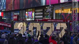 Tanda 2022 yang akan menyala di atas sebuah gedung pada Malam Tahun Baru ditampilkan di Times Square, New York, Senin (20/12/2021). Menurut Wali Kota NYC Bill de Blasio, kepastian perayaan Malam Tahun Baru di Times Square akan pada Natal pekan ini. (AP Photo/Seth Wenig)