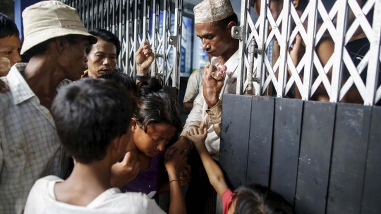 Potret pembagian daging hewan kurban di Myanmar