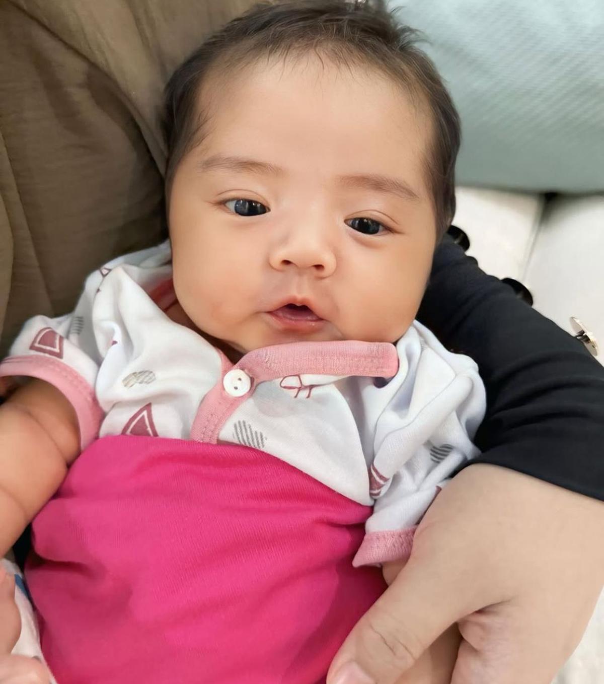 7 Potret Ria Ricis dan Moana, Momen Hangat Menjenguk Baby Yasmin Anak Shindy Putri
