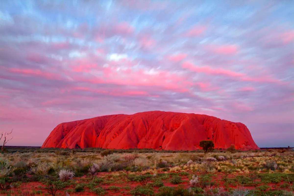 Kemegahan Sang Raksaksa Merah, Uluru, di Tengah Gurun Australia