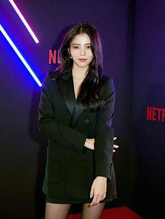 Pemeran Na Bi dalam drama Korea Nevertheles, Han So Hee menjatuhkan pilihannya pada blazer dress yang dipadukan dengan stocking dan high heels serba hitam. (Instagram/netflixkr).