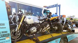 Moge sitaan KPK dari Bupati Hulu Sungai Tengah nonaktif Abdul Latif tiba di Pelabuhan Tanjung Priok, Jakarta, Senin (19/3). Moge tersebut di antaranya BMW Motorrad, Ducati, Husberg TE 300, KTM 500 EXT, Harley Davidson (4 unit). (Liputan6.com/Angga Yuniar)