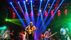 Penyanyi Iwan Fals saat membawakan lagu dalam konser bertajuk "Untukmu Indonesia" di Istora Senayan, Jakarta, (21/11). Iwan Fals membuka konser dengan lagu Pesawat Tempurku. (Liputan6.com/Faisal R Syam)